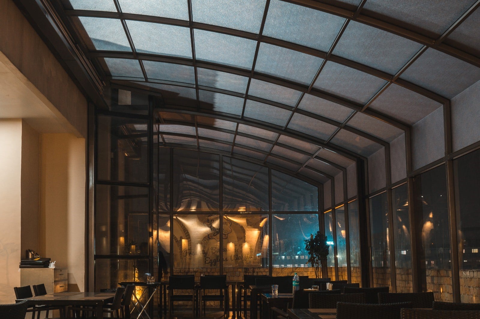 retractable-roof-in-a-restaurant